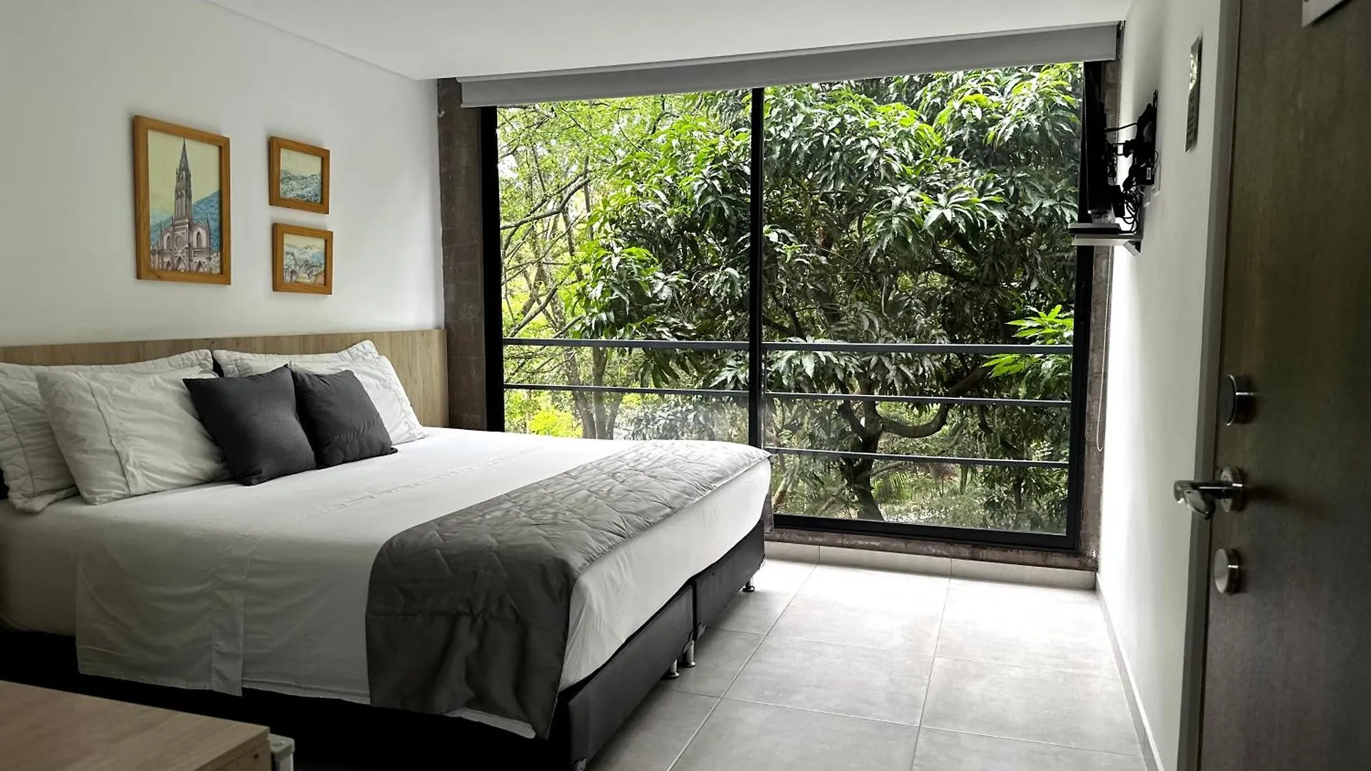 Hotel Zona Verde 메딜린 3*,